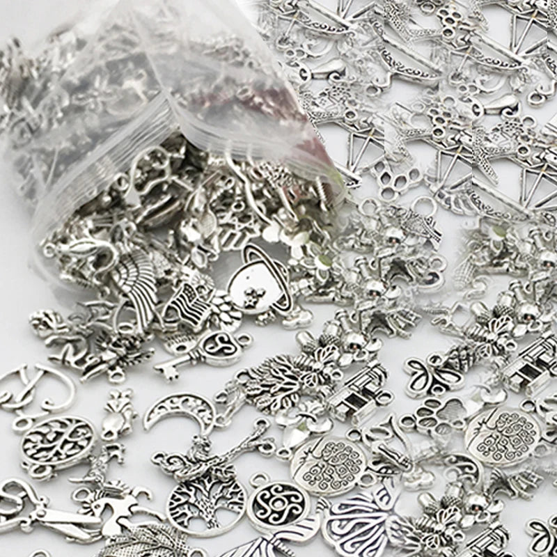 Eine Sammlung von silbernen tibetischen Misch-Anhänger und Schlüsseln zum DIY-Schmuckherstellen.