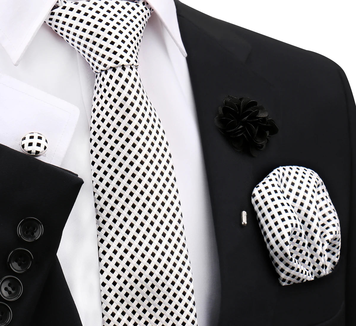 Schwarze Sakkojacke mit schwarz-weiß kariertem Krawatten und schwarzem Blumen-Unitenabzeichen.