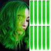 Gros plan sur des extensions de cheveux synthétiques vert vif avec une teinte lime vibrante.