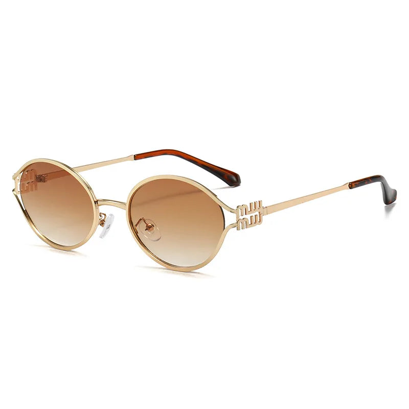 Goldfarbene Retro-Ovale Sonnenbrille mit braunen Scharnierenden und einer strukturierten Brücke