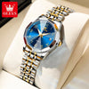 Silber-goldfaruener Quarzwachschuh mit blauem Zifferblatt und Metallarmband auf weißer Oberfläche.