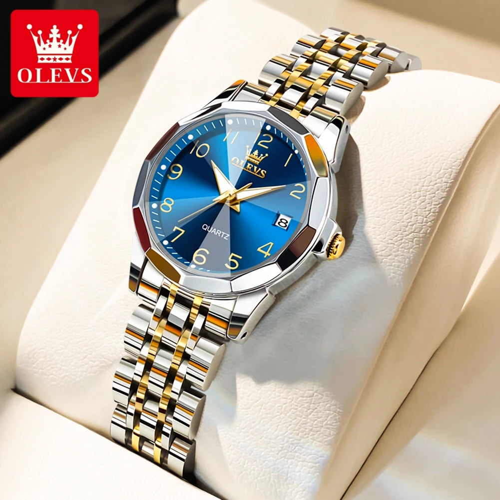 Silber-goldfaruener Quarzwachschuh mit blauem Zifferblatt und Metallarmband auf weißer Oberfläche.