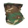 Un cuello camuflado en tonos de verde, marrón y arena.