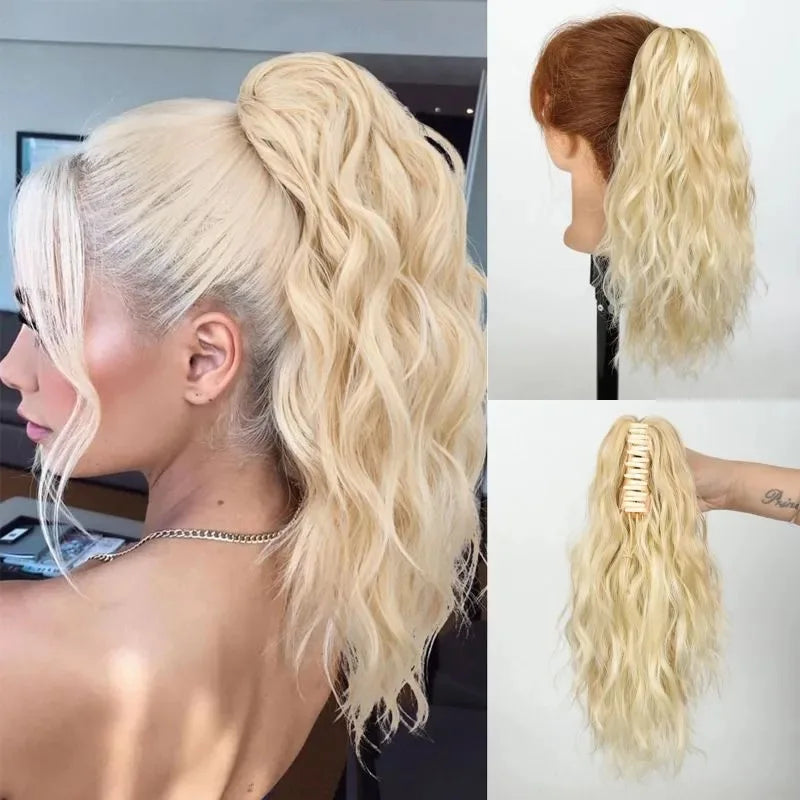 Primer plano de extensiones de cabello rubio peinado en coleta con clip de horquilla rizada