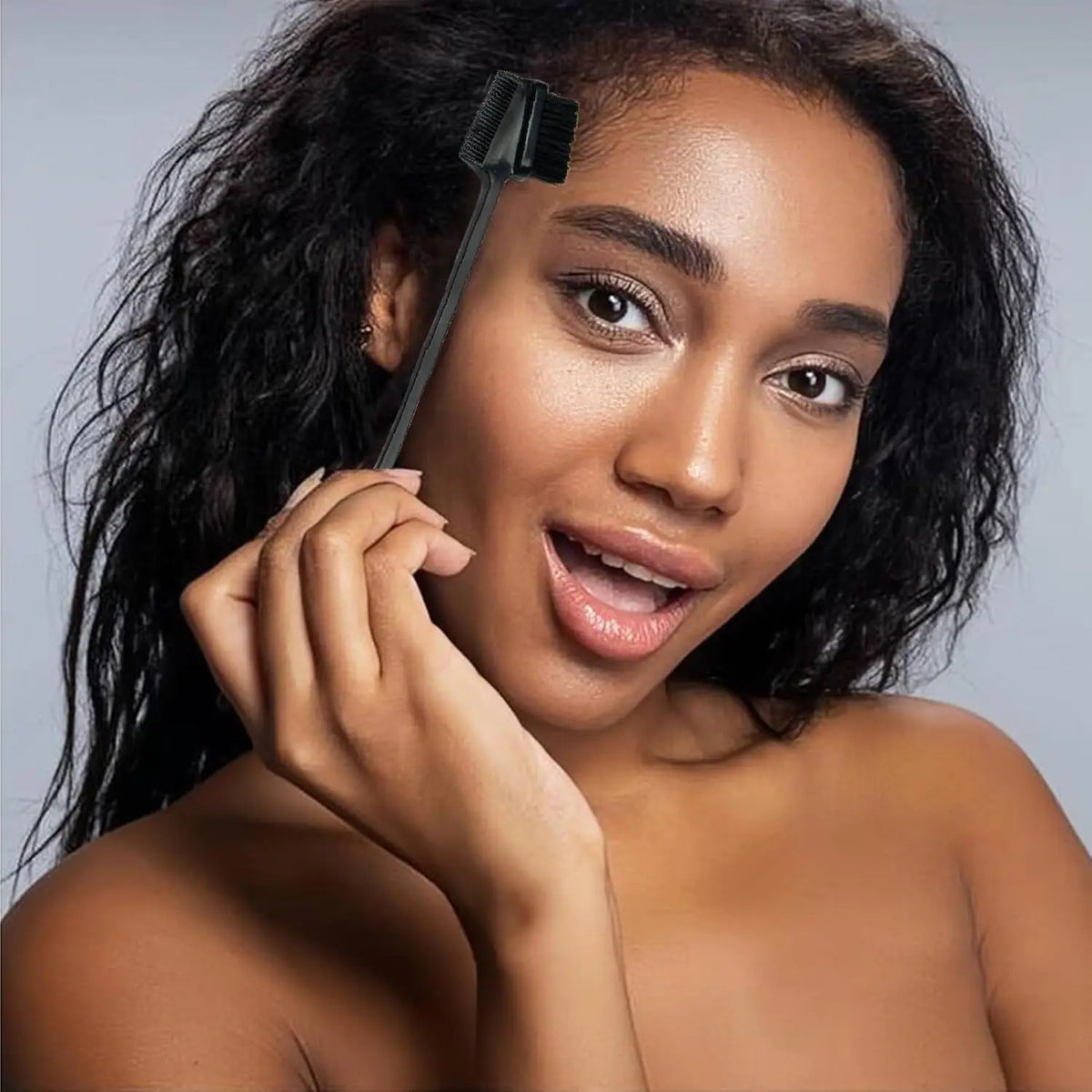 Una mujer usando un cepillo para el cabello negro de doble cara para arreglarse.