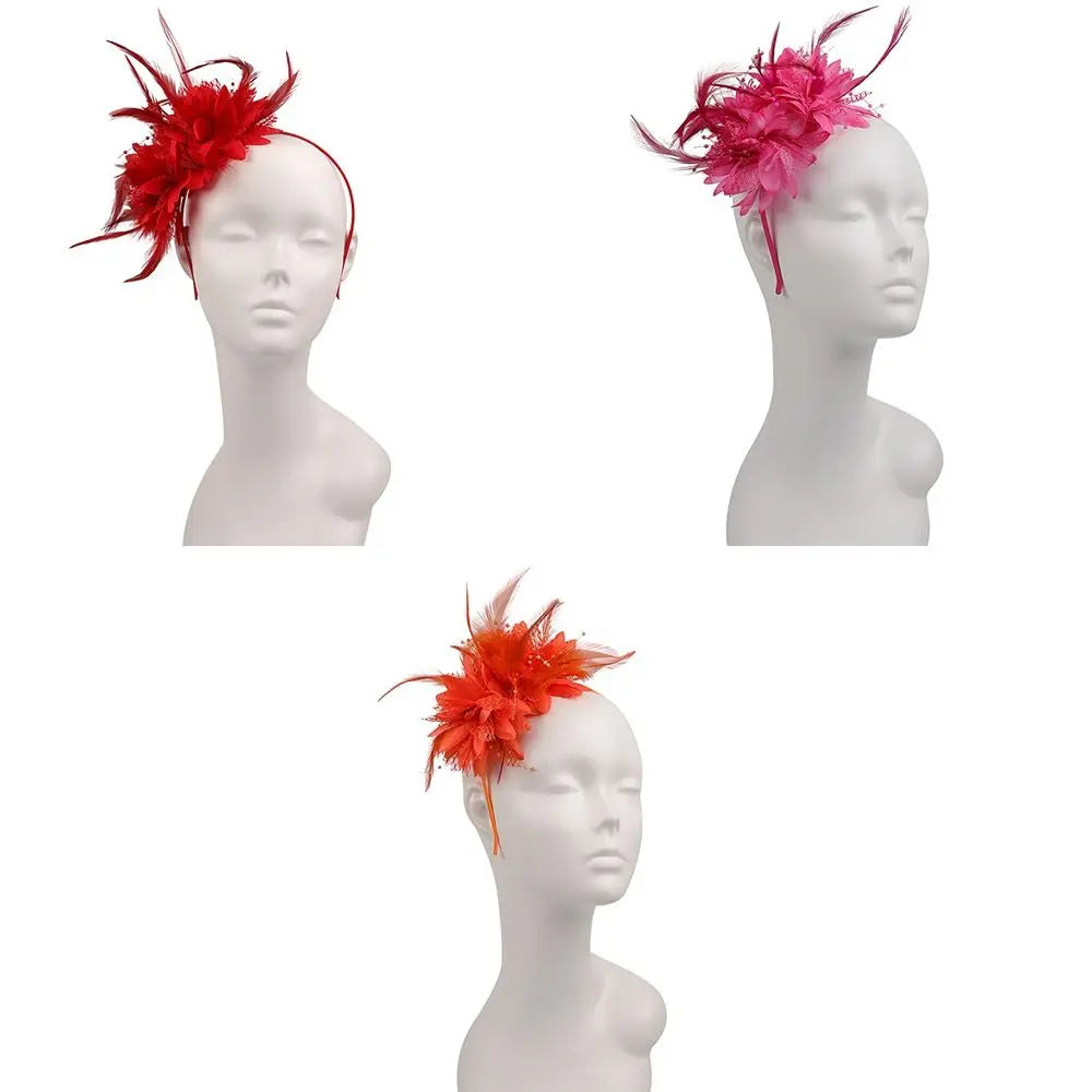 Présentation de bandeaux de tête élégants en plumes rouges et roses sur des mannequins blancs.