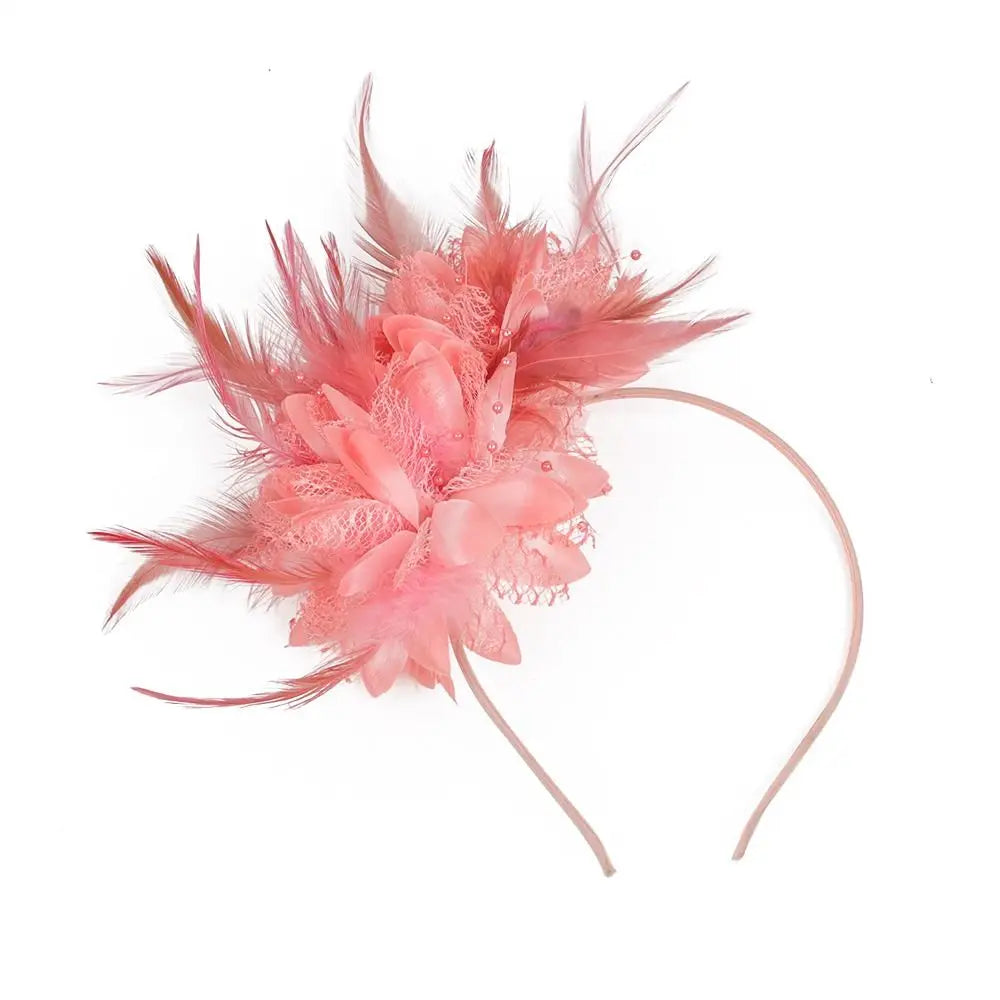 Diadème à plumes roses et accents floraux.