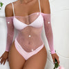 Un mannequin porte un body de lingerie en filet rose transparent avec des détails scintillants.