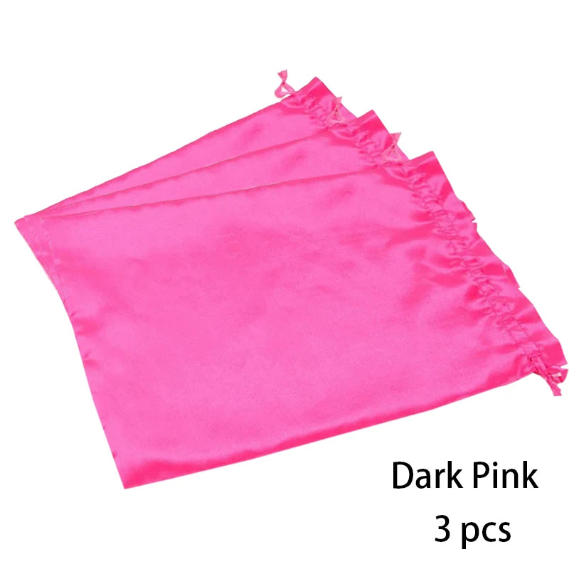 Eine Stapel von drei dunkelrosa Satin-Aufbewahrungstaschen für Perücken.