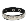 Un ensemble de bracelets en cuir cloutés style punk sur un bracelet noir.