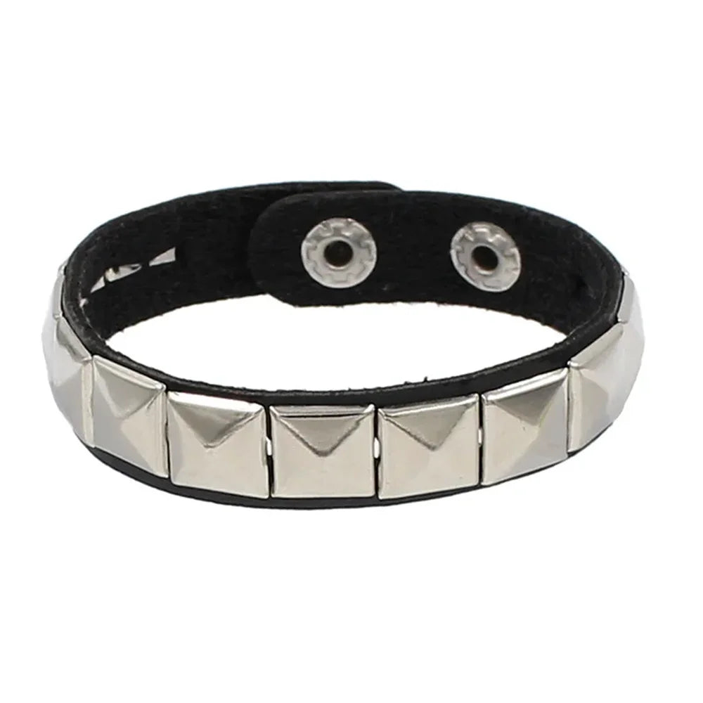 Un ensemble de bracelets en cuir cloutés style punk sur un bracelet noir.