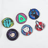 Collection de pins en émail avec des personnages de films d'horreur animés, dont un chat noir, un visage vert et un stylo.