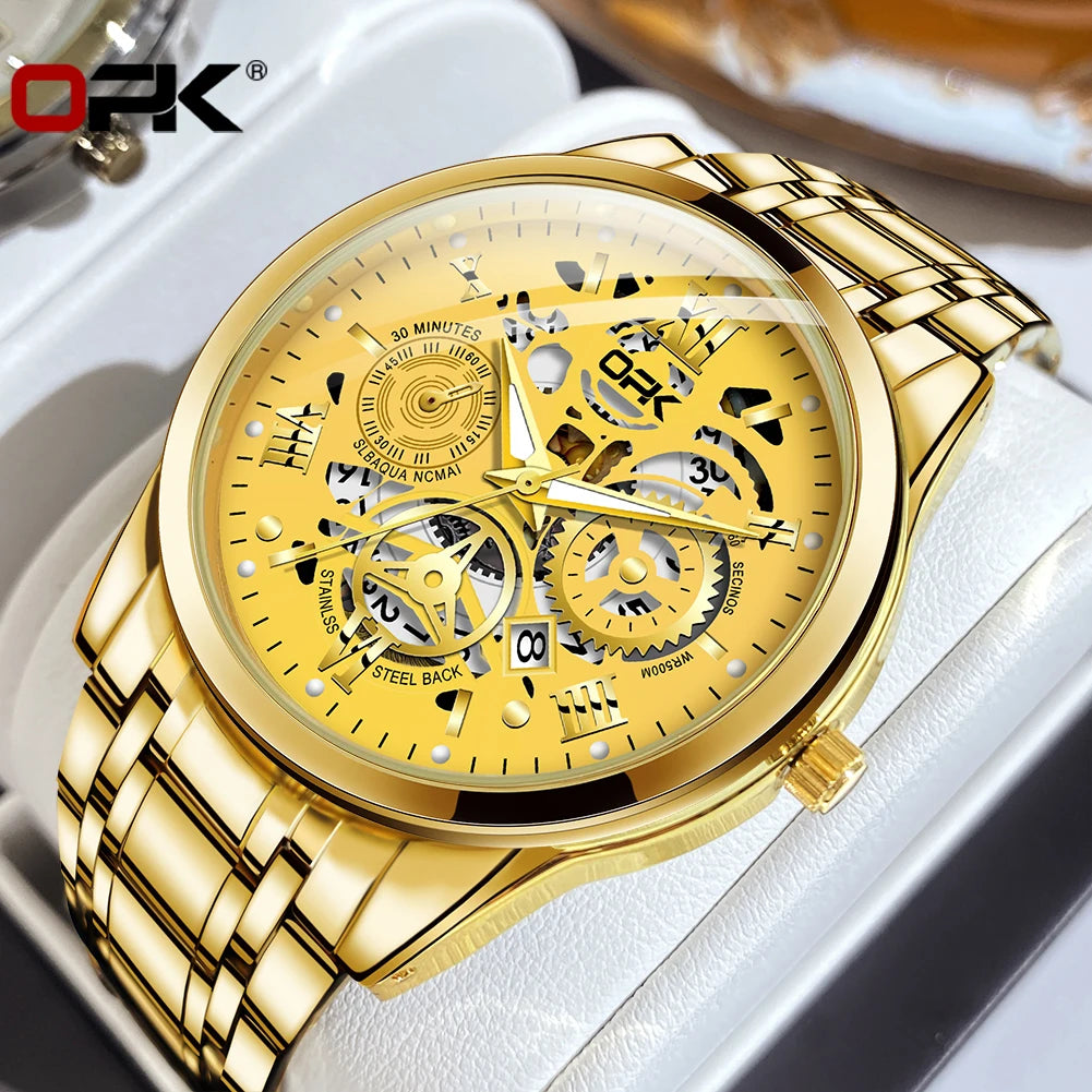 Nahaufnahme einer goldfarbenen Edelstahl-Armbanduhr für Herren mit gelbem Zifferblatt und goldenen Zeigern in einer weißen Sc