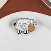 Broche émail noire et beige en forme de mouton avec le texte : Il a laissé les 99 pour me sauver Matthieu 18:12