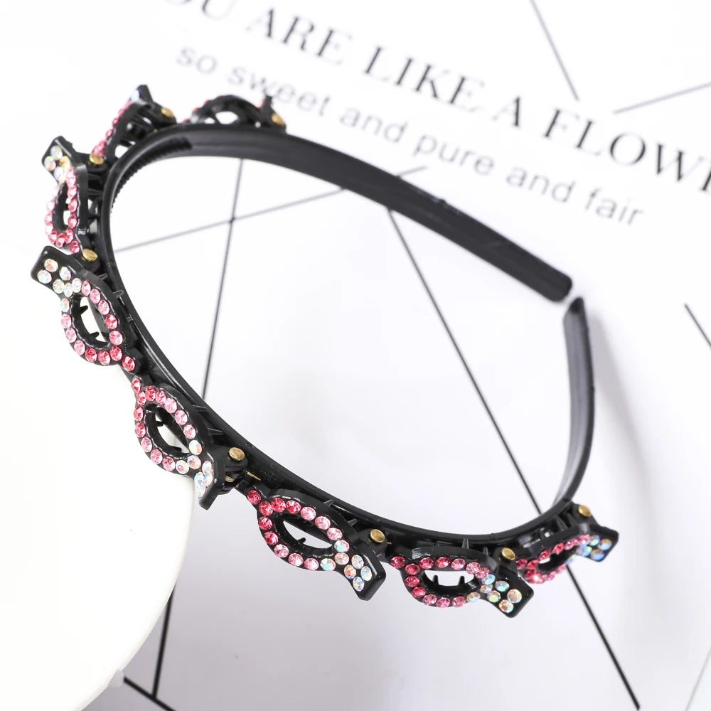 Boucles d'oreilles noires décorées de perles fausses roses et irisées