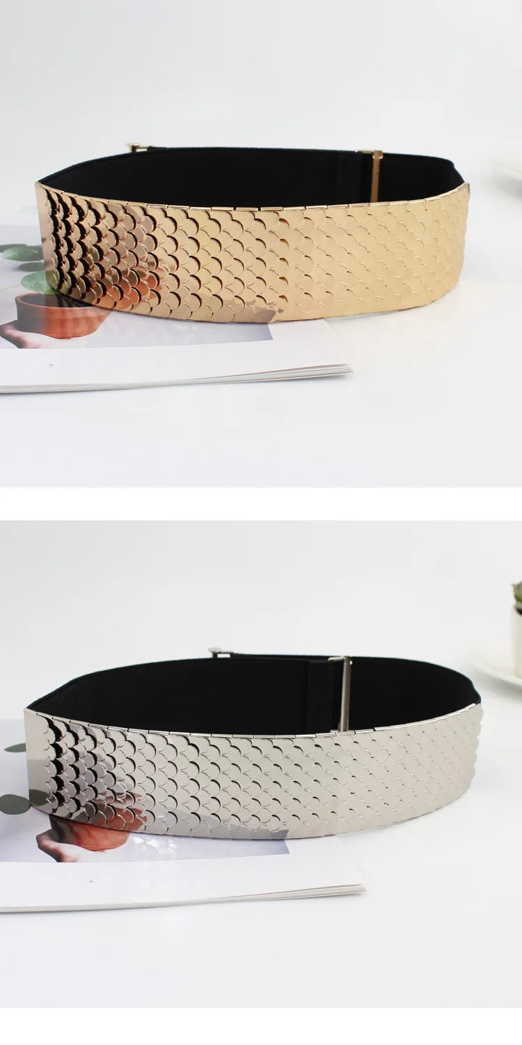 Ceinture élastique large couleur or avec un motif texturé et écaille, sur fond blanc.