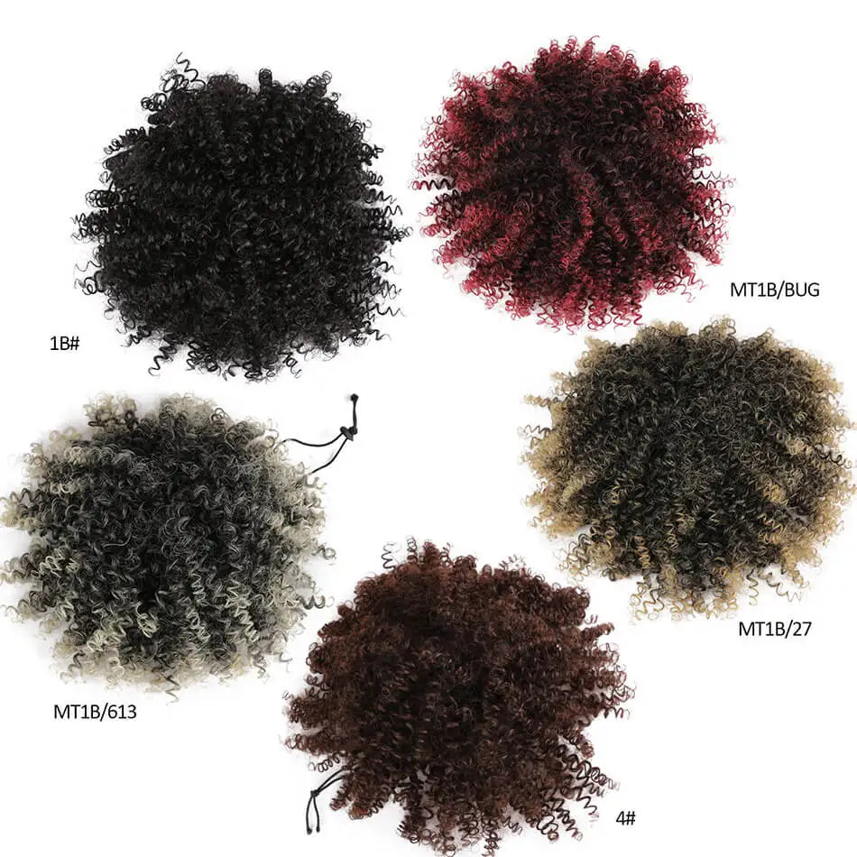 Eine Sammlung verschiedener dunkler und rötlicher synthetischer Afro-Puff-Chignon-Haarerweiterungen.