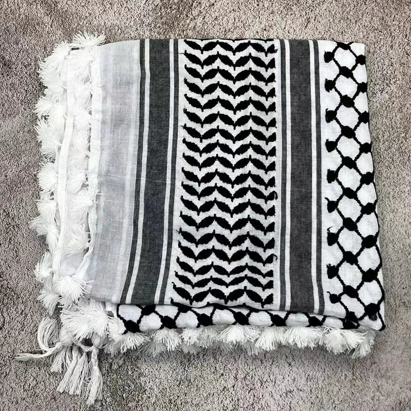 Pañuelo de algodón gris y blanco con estampado, bordado geométrico negro y flecos blancos.