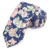 Cravate bleu marine avec motif floral élégant de feuilles et de fleurs roses, blanches et vertes.