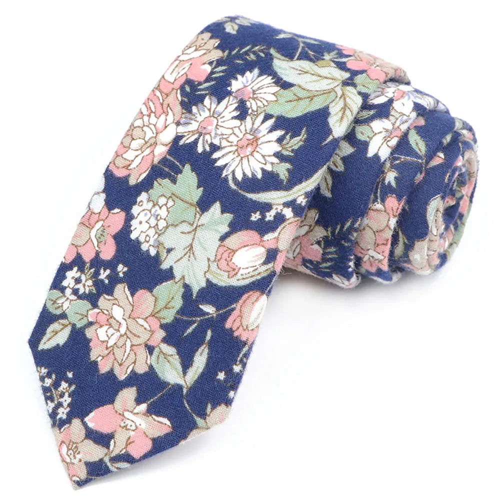 Cravate bleu marine avec motif floral élégant de feuilles et de fleurs roses, blanches et vertes.