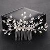 Peigne pour cheveux de mariée en cristal argenté avec perles, présenté sur une boîte noire.