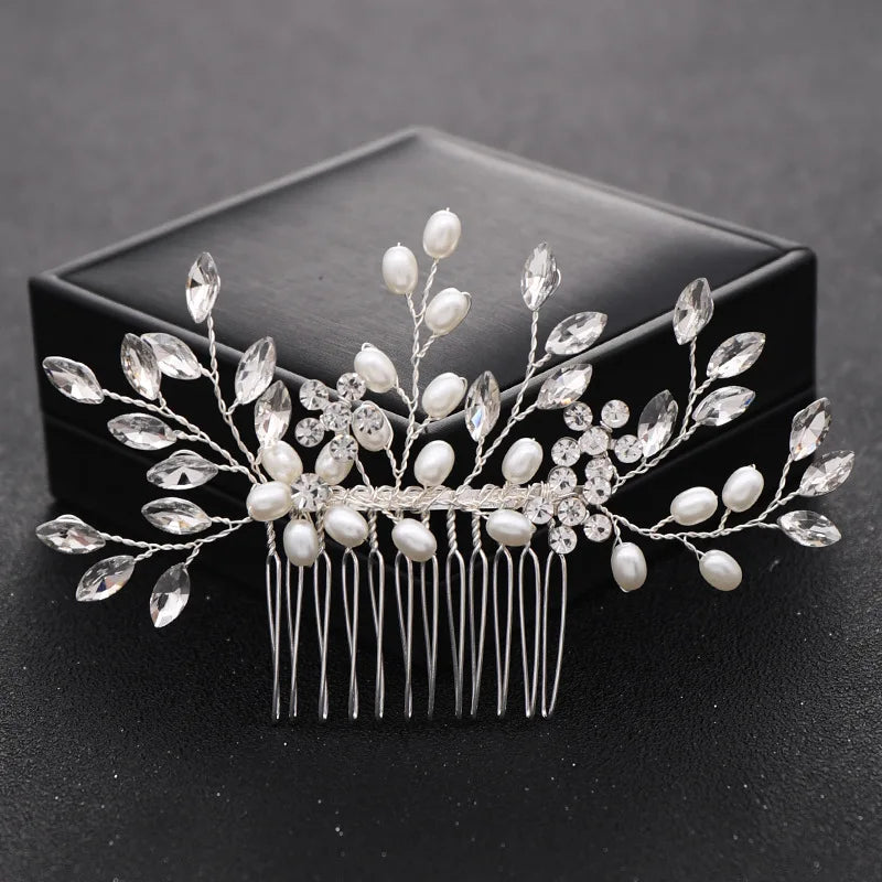 Peigne pour cheveux de mariée en cristal argenté avec perles, présenté sur une boîte noire.