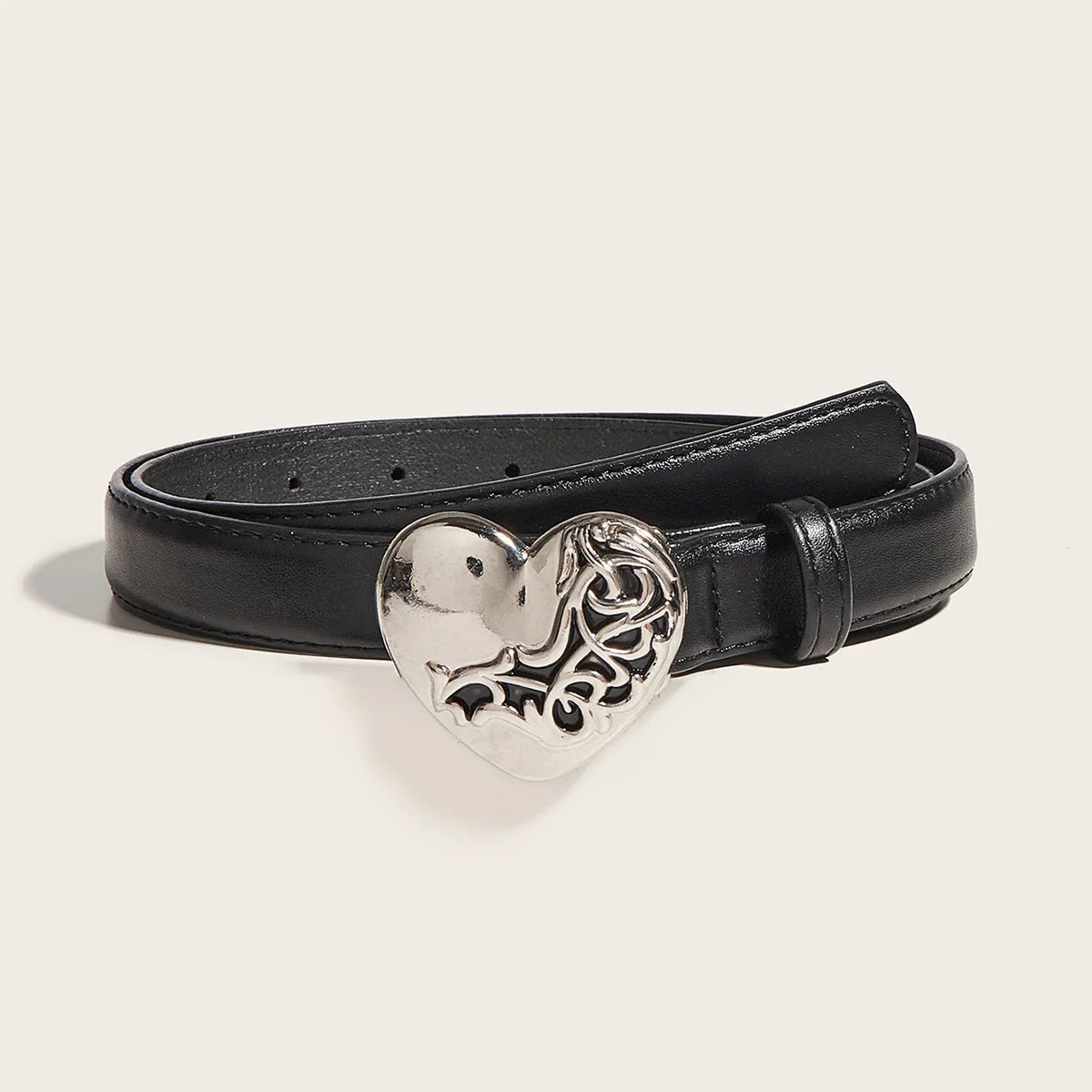 Cinturón de cuero negro con hebilla tipo snap y un dije de corazón de metal vintage.