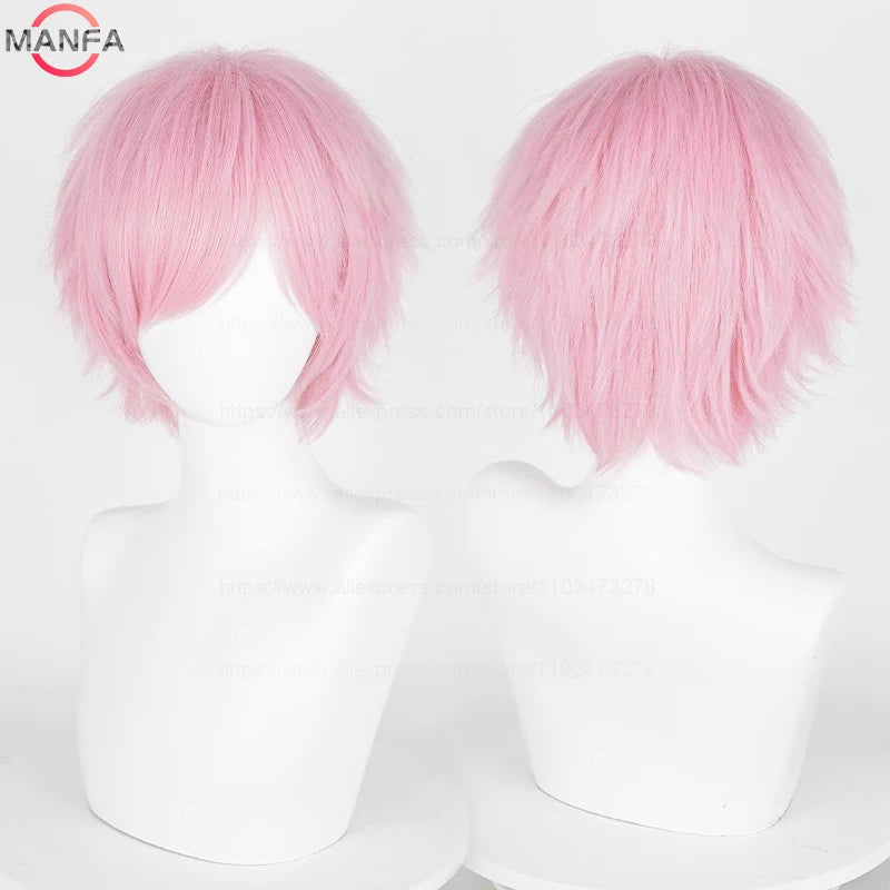 Una peluca rosa corta exhibida en un maniquí de cabeza blanca.