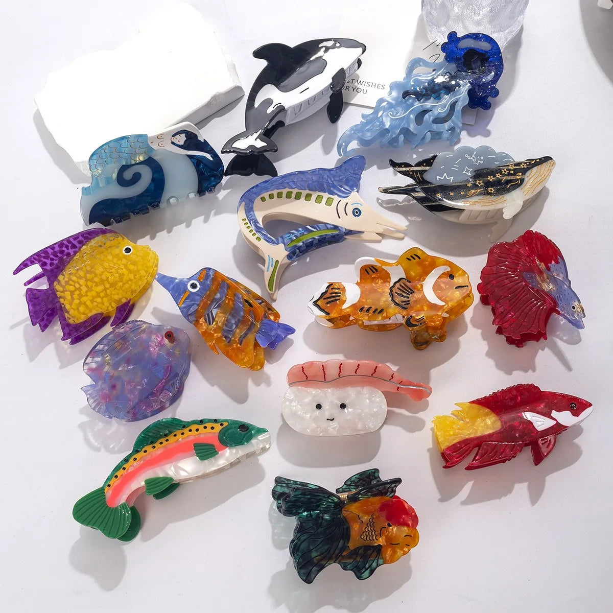 Colección de pinzas para el pelo con pelitos de animales de colores, incluyendo criaturas marinas y animales.