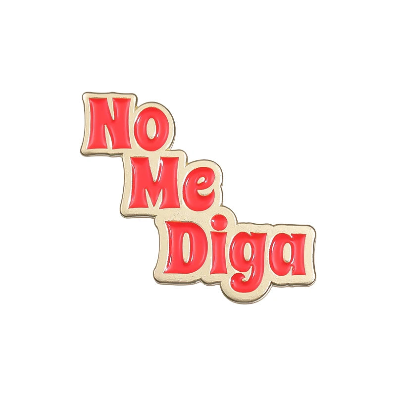 Insignia de esmalte rojo con el texto No Me Diga en un borde dorado desgastado.