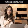 Une femme portant des lunettes anti-lumière bleue regarde un smartphone et un ordinateur portable.