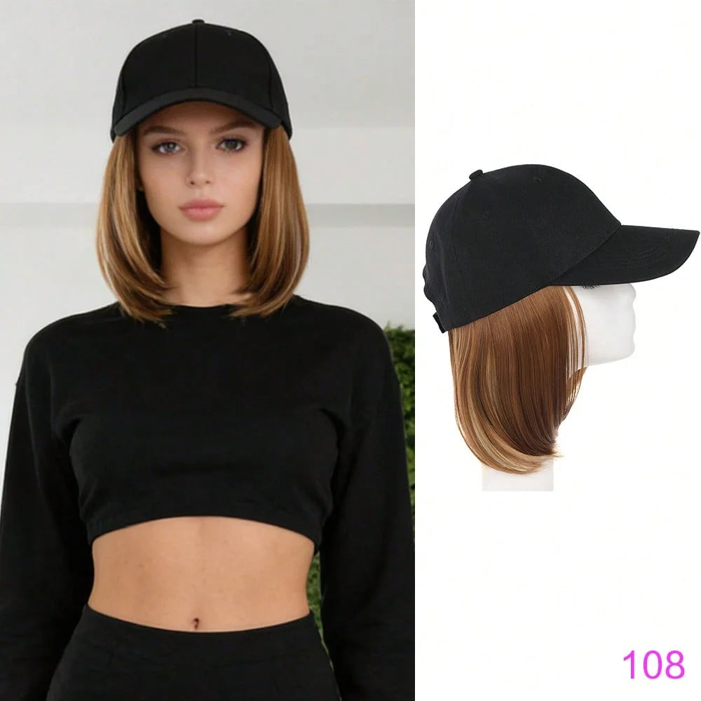 Modelo vistiendo una blusa negra de manga larga y parte inferior negra, con una gorra de béisbol negra ajustable mostrada por