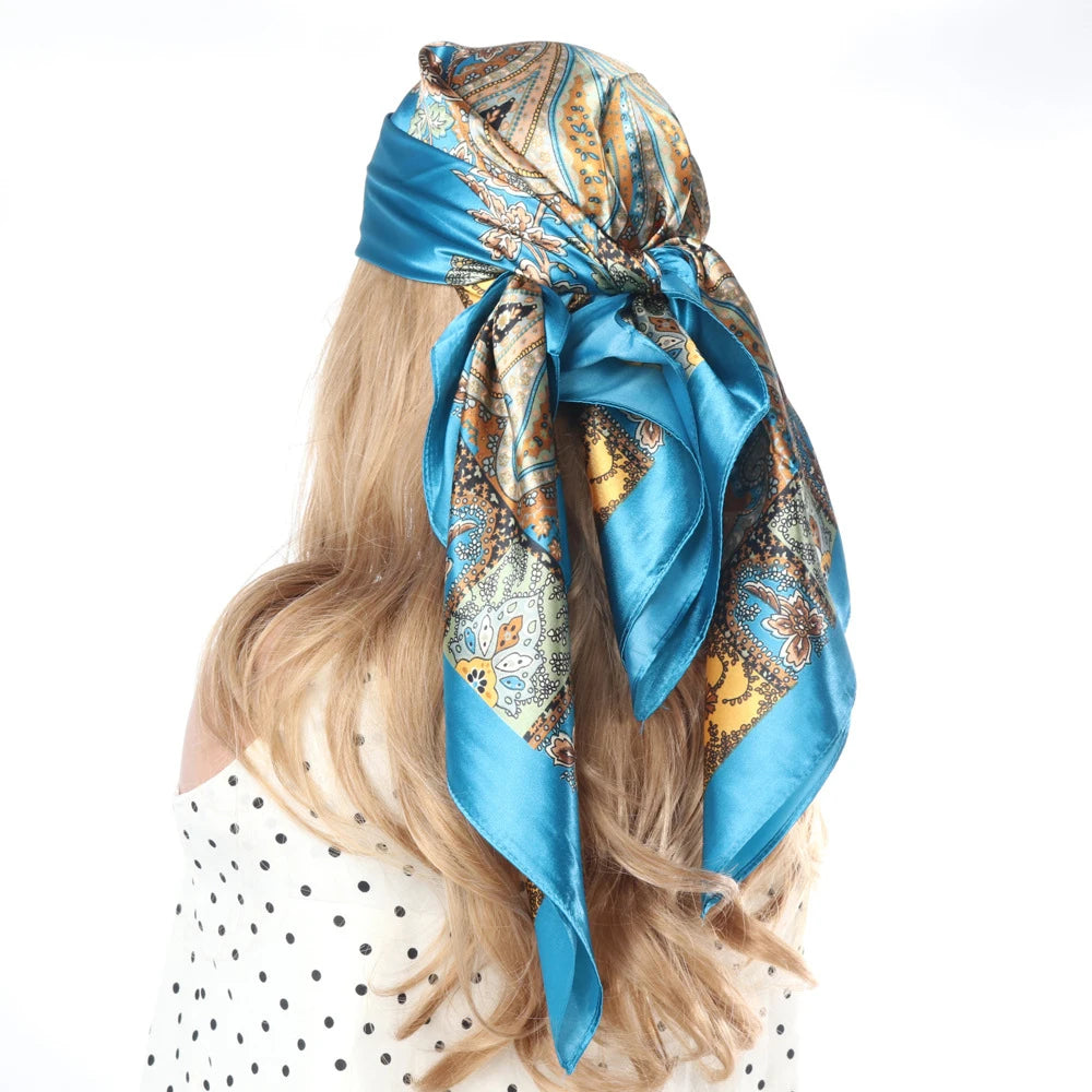 Eine Frau trägt einen blau-goldenen Boho-Seidenschal als Kopftuch