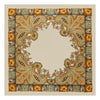 Nahaufnahme eines gemusterten Stoffes mit orange-, gold- und grünen Blumenmotiven auf hellem Hintergrund.