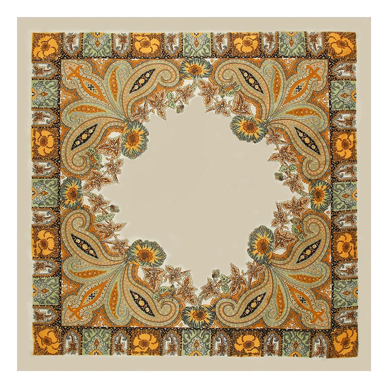 Nahaufnahme eines gemusterten Stoffes mit orange-, gold- und grünen Blumenmotiven auf hellem Hintergrund.