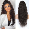 Une femme modèle de longues extensions de cheveux brun foncé, coiffées en ondulations volumineuses.