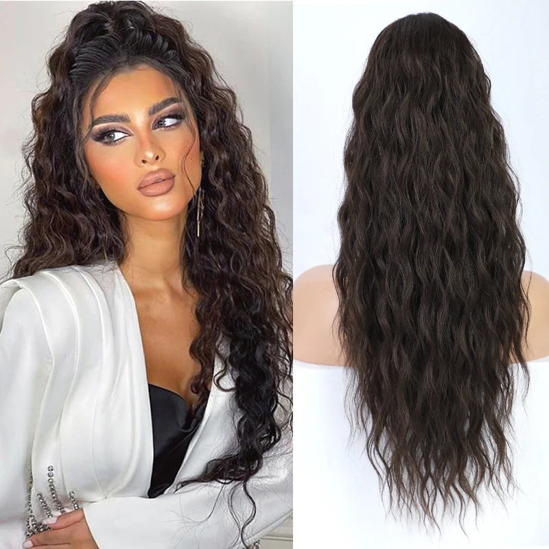 Une femme modèle de longues extensions de cheveux brun foncé, coiffées en ondulations volumineuses.