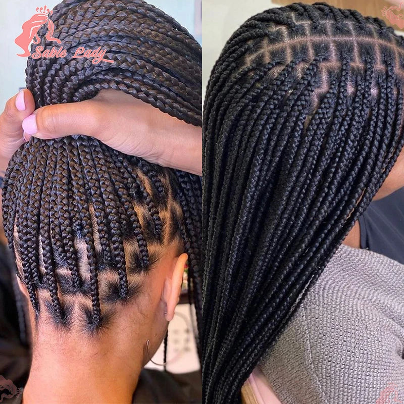 Nahaufnahme des Kopfes einer Person mit geflochtenem Haar und dunklem Haar mit goldenen Highlights.