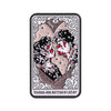 Broche émail noir et blanc avec une illustration stylisée de deux figures avec des marques de sang.