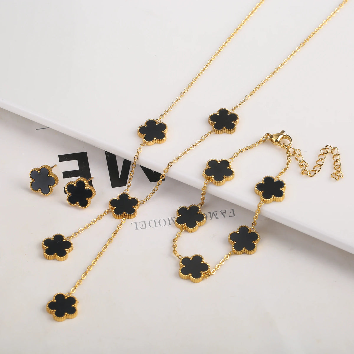 Pulsera de flor de acero inoxidable chapada en oro con adornos florales negros y dorados