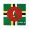 Grün-gelbe Flaggen-Design mit rotem Kreis und weißem Vogel auf grünem Hintergrund, beschriftet Dominica.