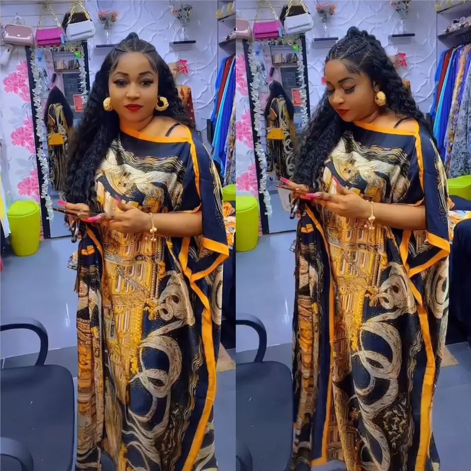 Eine Frau modelliert ein schwarz-goldenes, bohemisses Seidenkaftankleid mit gelbem Zierrand.