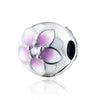 Cuenta de plata con diseño de flor y esmalte rosa y blanco.