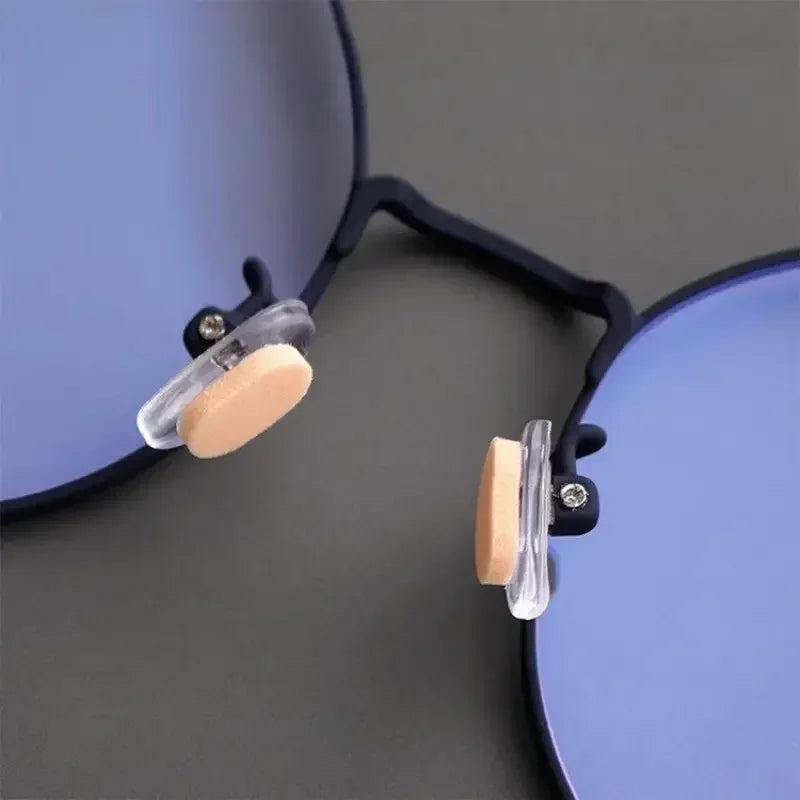 Primer plano de almohadillas nasales de gafas reutilizables antideslizantes con agarres de silicona transparente en un marco 