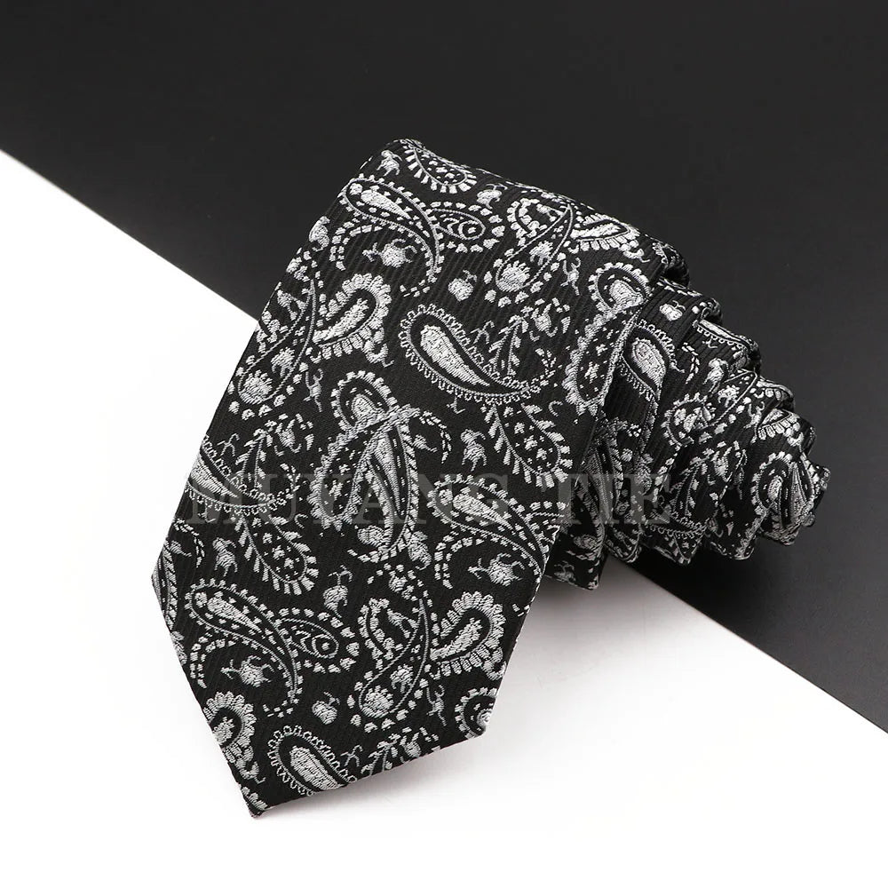 Schwarzes Herren-Krawatten mit aufwendigem weißen Blumen-Paisley-Muster.