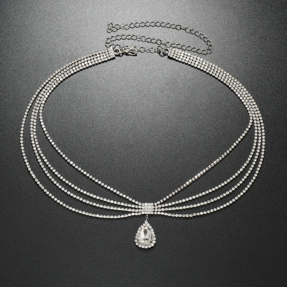 Mehrlagiges Kristallfransen-Haarschmuckstück mit Diamant-Anhänger auf dunklem Hintergrund