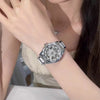 Primer plano de un elegante reloj de pulsera de diamante de cuarzo usado en la muñeca de una mujer.