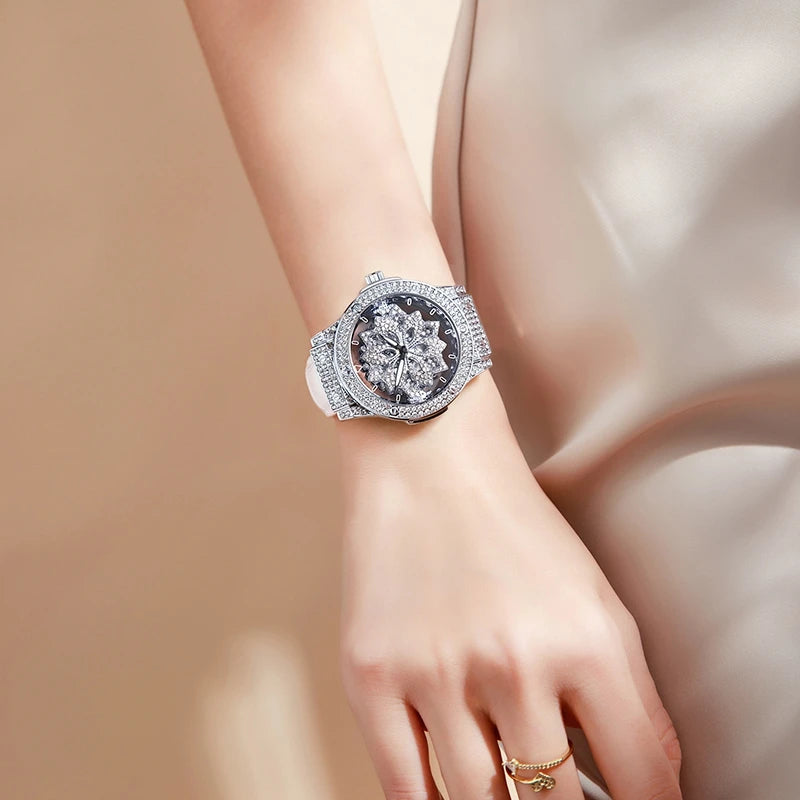 Gros plan d'une montre en quartz de luxe avec un cadran serti de diamants argentés et noirs, portée au poignet.
