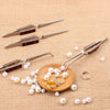 Clips de rebote de acero inoxidable para joyería y manualidades, exhibidos en arpillera con perlas y anillos de oro.