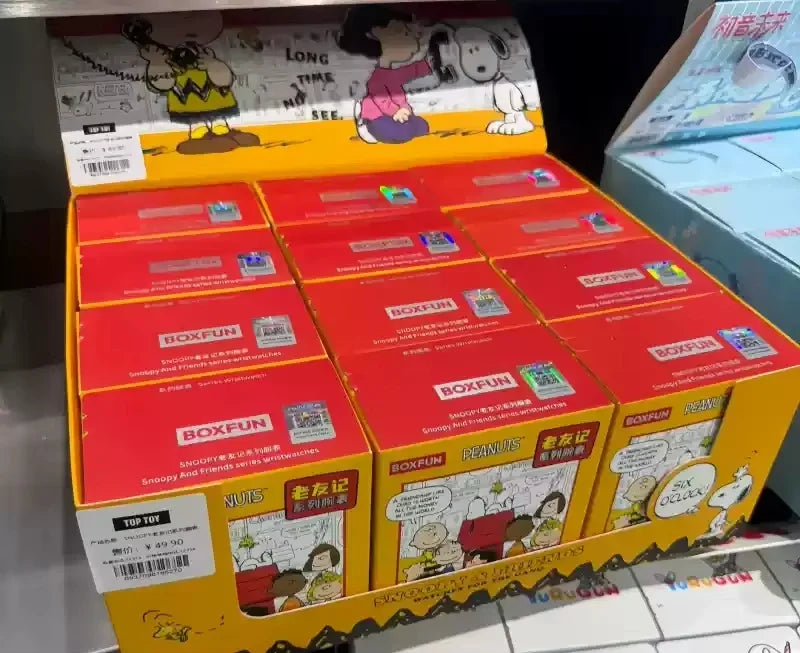 Präsentation von Snoopy Kawaii Cartoon Blindbox-Sammlerstücken in gelber und roter Verpackung.